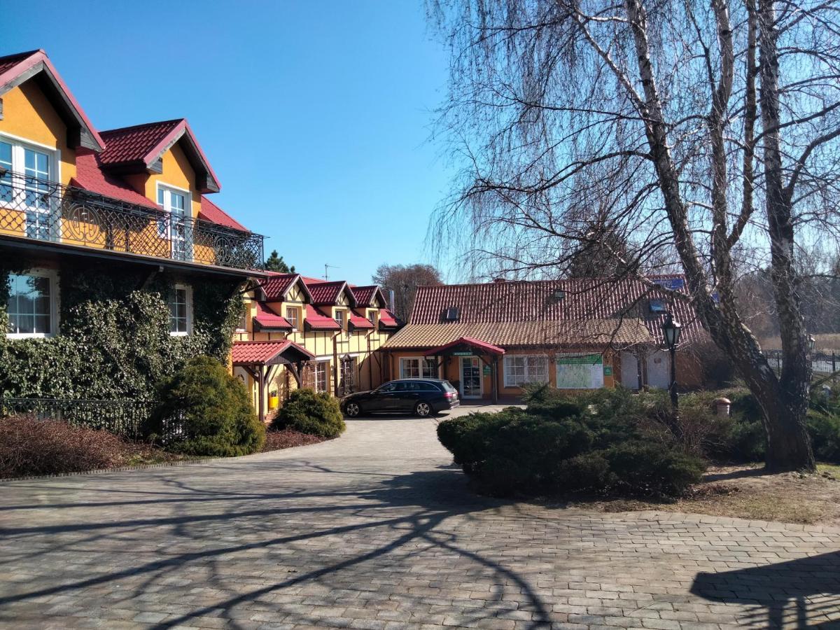 Zajazd Restauracja Machliny エクステリア 写真